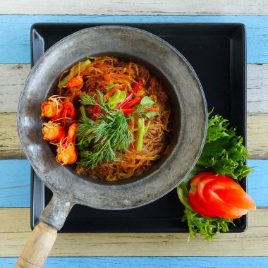 Kızartma tavasında karides ve sebzeli funchosa