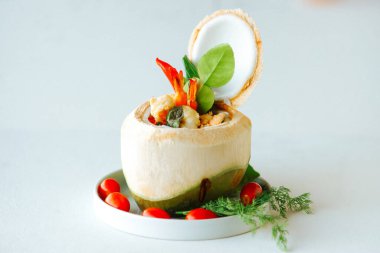 Hindistan cevizli, kiraz domatesli ve otlu karides.