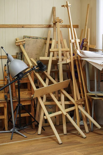 Stapel ezels in de hoek van de kunstacademie klaslokaal — Stockfoto