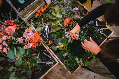 Çiçekçiyi yukarıdan izlerken