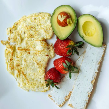 Beyaz tabakta sağlıklı bir kahvaltı.