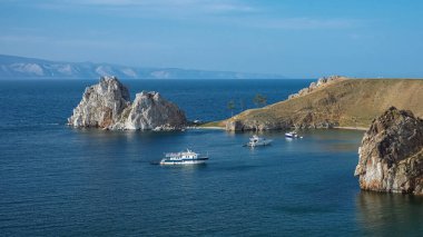 Açık mavi su ve yatlarla Rocky Körfezi