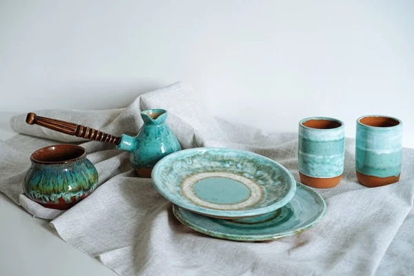 Conjunto de vajilla de cerámica sobre un paño de lino gris — Foto de Stock