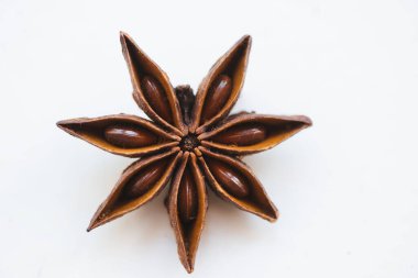 Beyaz arkaplanda anason yıldızını kapat