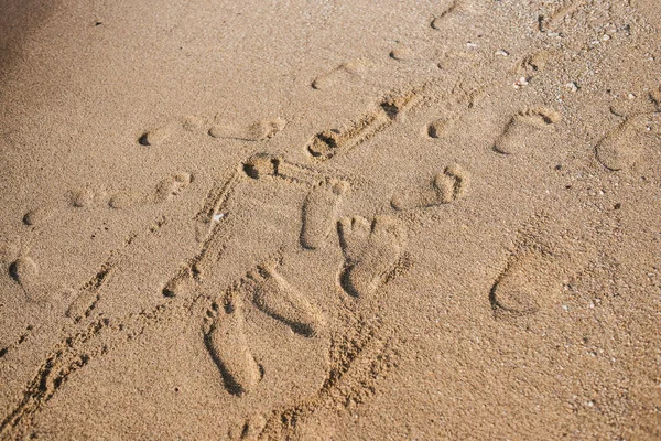 Huellas desordenadas familiares en la arena —  Fotos de Stock