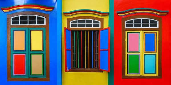 Trois fenêtres colorées sur des murs lumineux — Photo