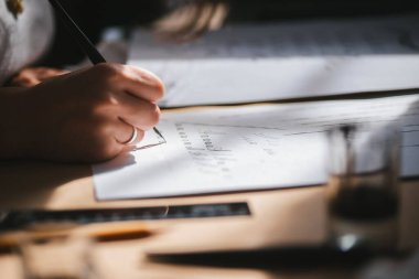 Mürekkep ve dolma kalemle yazma alıştırması yapın.