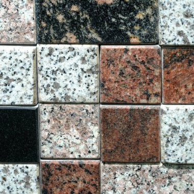 Siyah, beyaz ve kahverengi renkli büyük küplerden oluşan döşeme taşları veya mozaikler