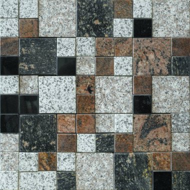 Zemin mozaikleri siyah, beyaz ve kahverengi renkli farklı boyutlarda küplerden oluşur.