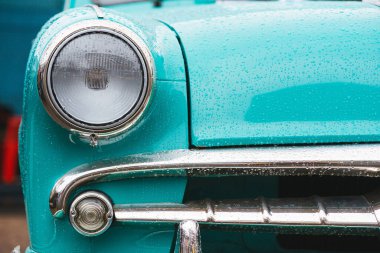 Bir turkuaz retro arabanın ön ışıkları