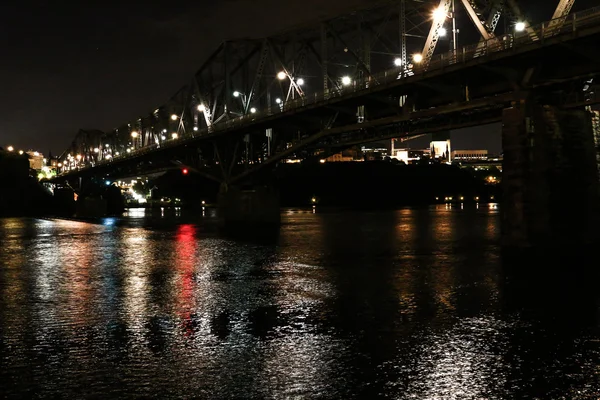 Odrážející Bridge v noci — Stock fotografie