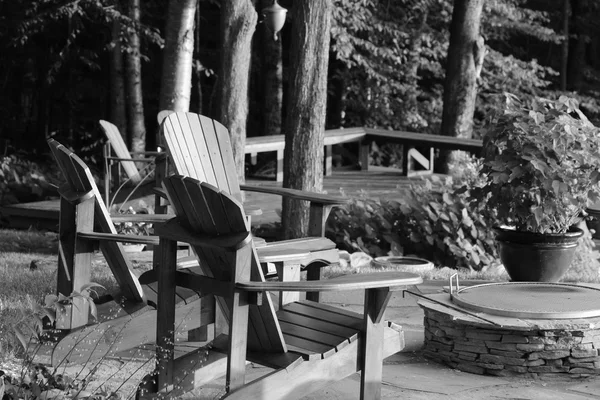 Адірондакскіх стільці в глибокого лісу — стокове фото