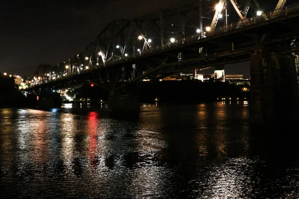 夜橋を反映してください。 — ストック写真