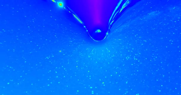 Partículas de estrellas de explosión en fondo de luz infrarroja. Expansión del universo de renderizado 3d con estrellas de flujo azul brillante — Vídeos de Stock