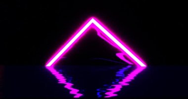 Soyut plazma neon boşaltımlı mor piramit. Koyu dalgalarda yansıması olan üçgenin Magenta 3d görüntüsü