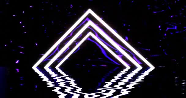 Trójkątna abstrakcyjna piramida z neonowymi odbiciami elektrycznymi. Biały 3d renderowanie geometrycznego portalu z odbiciem w falach morskich — Wideo stockowe