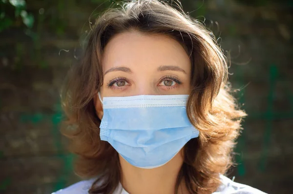 Brote de Coronavirus Covid-19. Mujer joven con máscara quirúrgica en la cara para protegerse del virus durante la pandemia, concepto de cuarentena —  Fotos de Stock