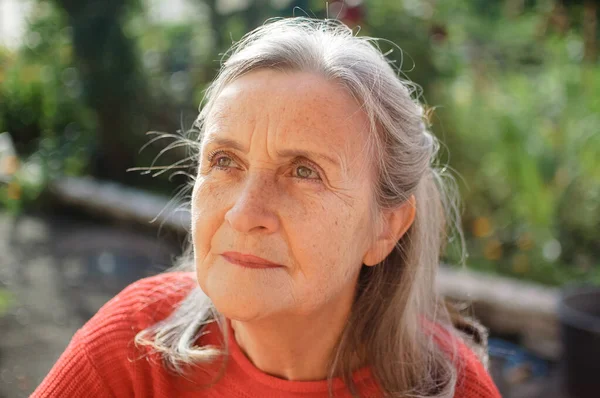 Retrato de una mujer madura con el pelo gris pasando tiempo al aire libre durante el día soleado, feliz jubilación — Foto de Stock