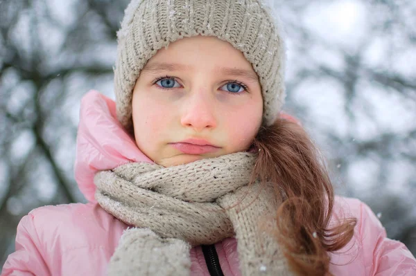 Smutné dítě dívka v teplé pletené zimní oblečení strávil čas venku a dostal zmražen. — Stock fotografie