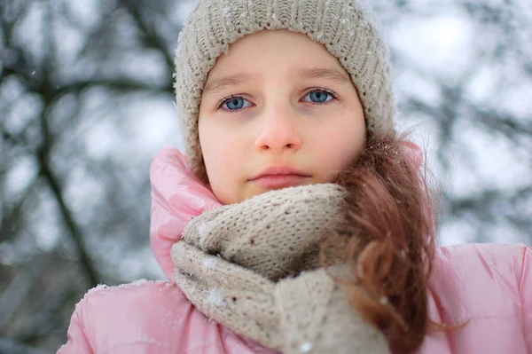 Ragazza triste in caldi vestiti invernali lavorati a maglia trascorso del tempo all'aperto e si è congelato. — Foto Stock