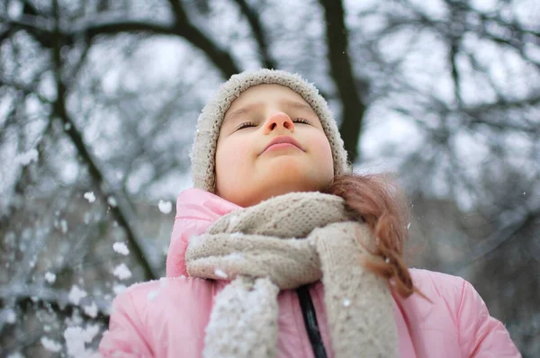 Smutné dítě dívka v teplé pletené zimní oblečení strávil čas venku a dostal zmražen. — Stock fotografie