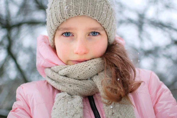 Sorgsen flicka i varma stickade vinterkläder tillbringade tid utomhus och blev frusen. — Stockfoto