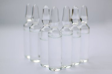 Beyaz arka planda izole edilmiş enjeksiyon için tıbbi ampuller. İlaçlar ve hastalık tedavisi, farmakoloji ve bilim kavramları