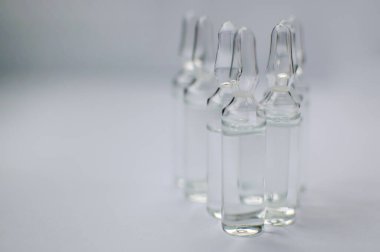 Beyaz arka planda izole edilmiş enjeksiyon için tıbbi ampuller. İlaçlar ve hastalık tedavisi, farmakoloji ve bilim kavramları