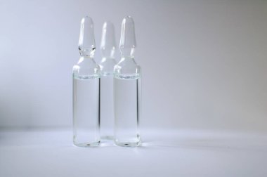 Beyaz arka planda izole edilmiş enjeksiyon için tıbbi ampuller. İlaçlar ve hastalık tedavisi, farmakoloji ve bilim kavramları