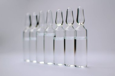 Beyaz arka planda izole edilmiş enjeksiyon için tıbbi ampuller. İlaçlar ve hastalık tedavisi, farmakoloji ve bilim kavramları