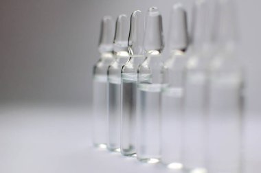 Beyaz arka planda izole edilmiş enjeksiyon için tıbbi ampuller. İlaçlar ve hastalık tedavisi, farmakoloji ve bilim kavramları