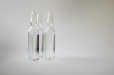 Beyaz arka planda izole edilmiş enjeksiyon için tıbbi ampuller. İlaçlar ve hastalık tedavisi, farmakoloji ve bilim kavramları