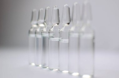 Beyaz arka planda izole edilmiş enjeksiyon için tıbbi ampuller. İlaçlar ve hastalık tedavisi, farmakoloji ve bilim kavramları