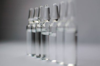 Beyaz arka planda izole edilmiş enjeksiyon için tıbbi ampuller. İlaçlar ve hastalık tedavisi, farmakoloji ve bilim kavramları