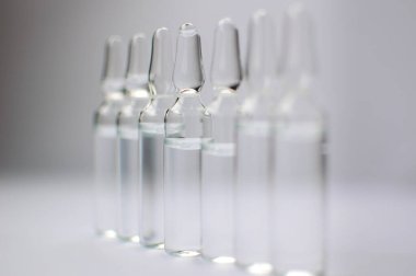 Beyaz arka planda izole edilmiş enjeksiyon için tıbbi ampuller. İlaçlar ve hastalık tedavisi, farmakoloji ve bilim kavramları