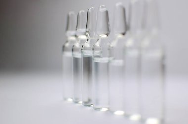 Beyaz arka planda izole edilmiş enjeksiyon için tıbbi ampuller. İlaçlar ve hastalık tedavisi, farmakoloji ve bilim kavramları