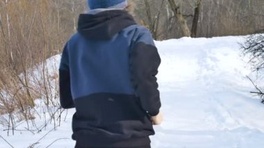 Koyu renk spor giysili bir kızın arka planda ağaçların üzerinde koştuğunu gördüm. Sağlıklı yaşam tarzı kavramı.