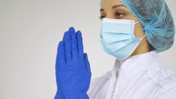 여성 의사들은 의료 조작, 예방 접종등을 준비하기 위해 흰 바탕에 분리 된 보호푸른 장갑을 착용하기를 기도 하고 있다.. — 비디오