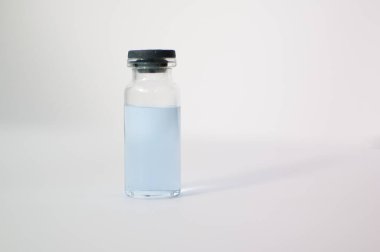 Beyaz arka planda izole edilmiş enjeksiyon için tıbbi ampul. İlaçlar ve hastalık tedavisi, farmakoloji ve bilim kavramları.