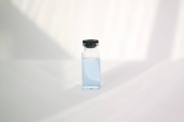 Beyaz arka planda izole edilmiş enjeksiyon için tıbbi ampul. İlaçlar ve hastalık tedavisi, farmakoloji ve bilim kavramları.