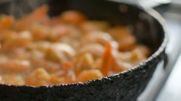 Primer plano de vídeo de gambas fritas king se están preparando en la sartén de hierro, mariscos, proceso de cocción, concepto de alimentación saludable — Vídeo de stock