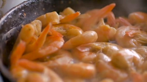Detailní video smažené krevety královské se připravují na železnou pánev, mořské plody, vaření, zdravý stravovací koncept — Stock video