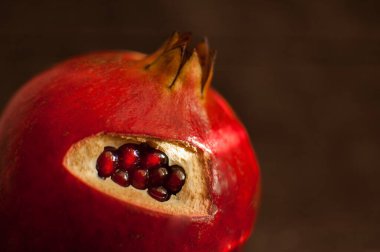 Tahta arka planda sulu, olgun nar meyvesi..