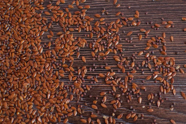 Вид зверху на несортоване насіння льону на темному дерев'яному столі, приправи для їжі, здорове харчування . — стокове фото