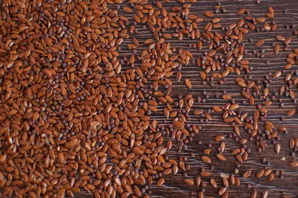 Вид зверху на несортоване насіння льону на темному дерев'яному столі, приправи для їжі, здорове харчування . — стокове фото