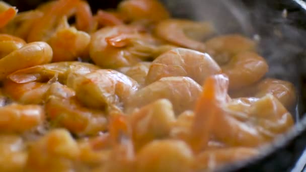 Zbliżenie wideo smażone krewetki króla przygotowują się na żelaznej patelni, owoce morza, proces gotowania, koncepcja zdrowego żywienia — Wideo stockowe