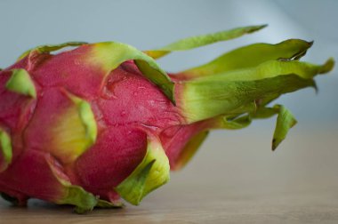 Taze olgun organik ejderha meyvesi veya pitaya, pitahaya. Egzotik meyveler, sağlıklı beslenme konsepti