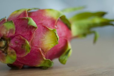 Taze olgun organik ejderha meyvesi veya pitaya, pitahaya. Egzotik meyveler, sağlıklı beslenme konsepti