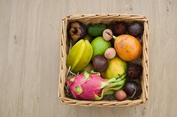 Μεγάλο καλάθι με φρέσκα τροπικά φρούτα, φρούτα του πάθους, καραμπόλα, φρούτα του δράκου ή pitaya, mangosteen, lichi, granadilla. Εξωτικά φρούτα, έννοια υγιεινής διατροφής — Φωτογραφία Αρχείου