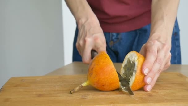 싱싱 하게 익은 그라나다 야 혹은 노란색의 정열 과일을 나무판에서 반으로 자른다. 특이 한 과일, 건강에 좋은 식사 개념 — 비디오